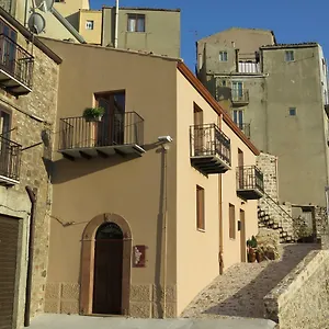 Porta Baciamano , Geraci Siculo Italia